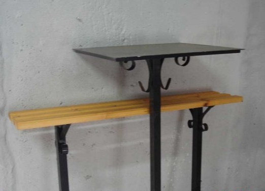 Столик и скамейка